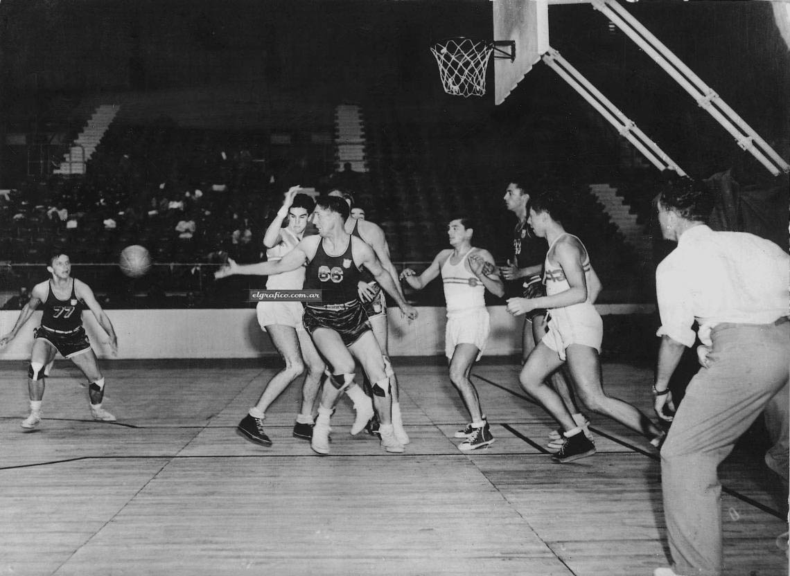 sur Le Roster. | Jeux Olympiques de 1948 : un retour triomphal et historique du basketball Scene of the USA v Argentina match