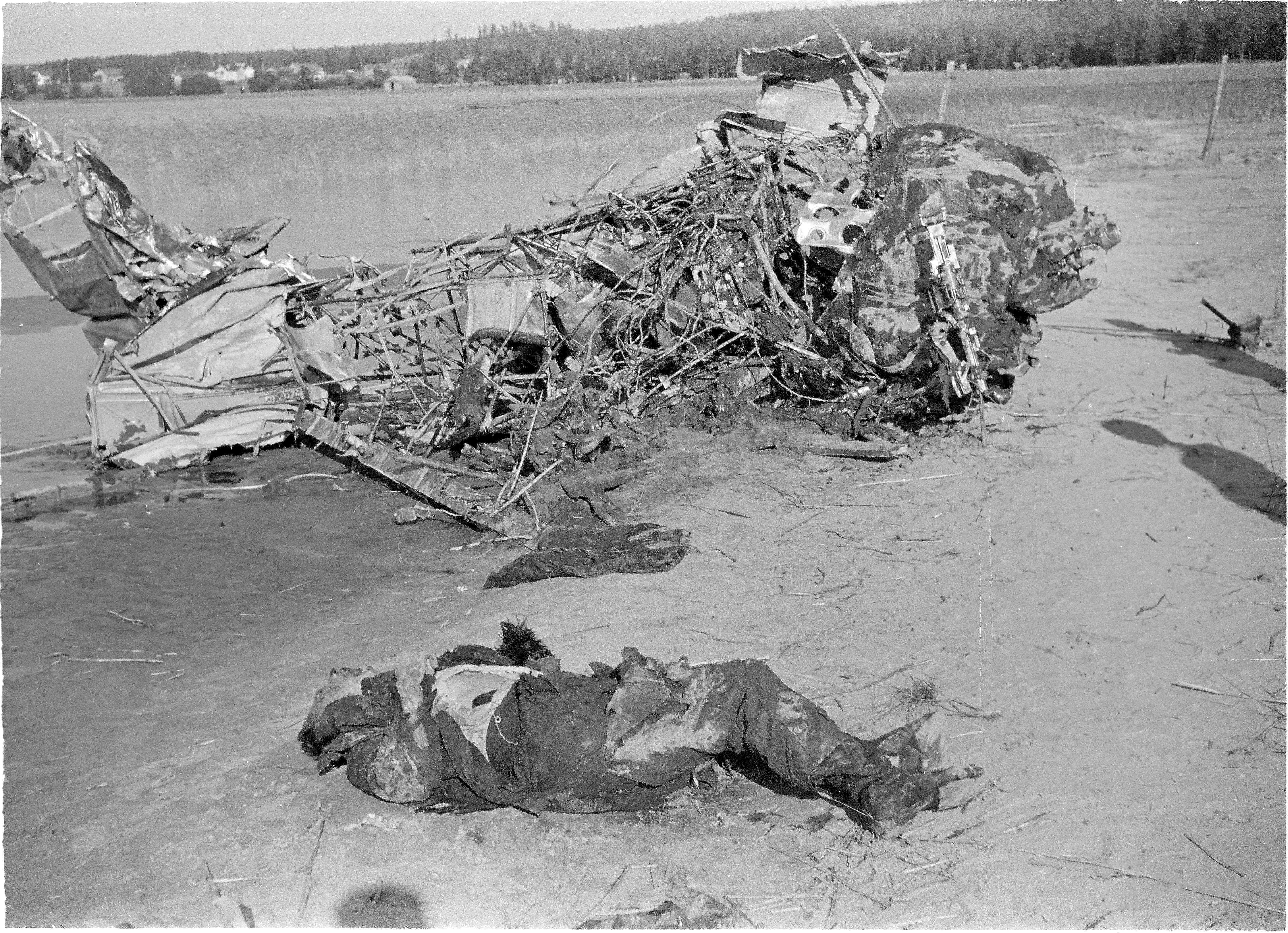 File:Russian Pilot and Aircraft - Utti, Falcon Lake 21.7. 1941. 1941.jpg