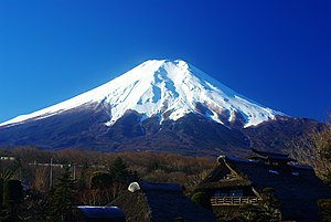 忍野八海から見た冬の富士山