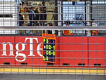 Ücretsiz Singapur Grand Prix antrenmanı sırasında Barrichello'nun panellerinin fotoğrafı