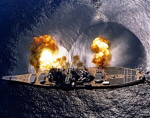 Le cuirassé USS Iowa tirant une salve d’obus de plus de 900 kg.