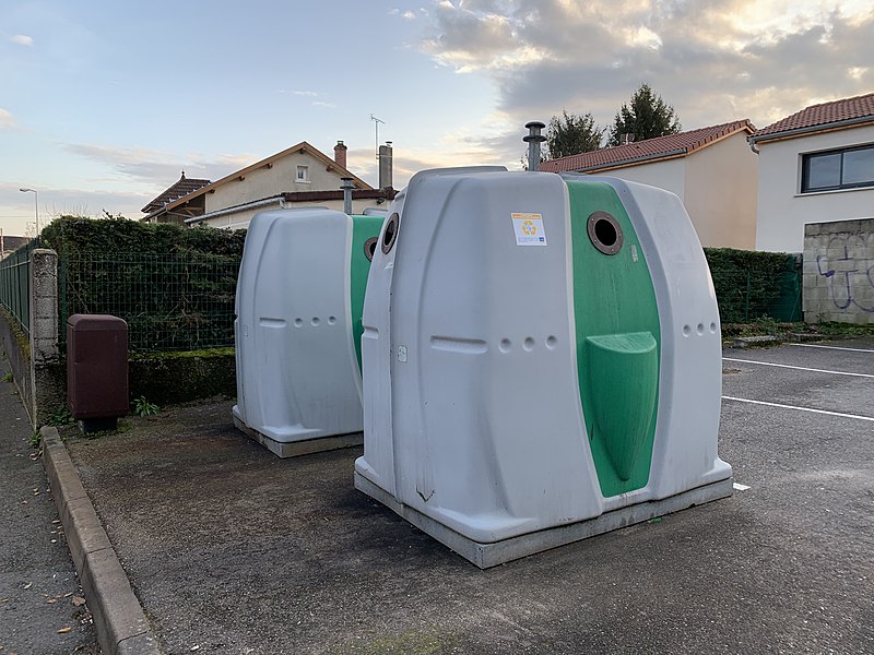 File:Conteneurs à verre à Beynost (rue Saint-Pierre) en janvier 2020.jpg