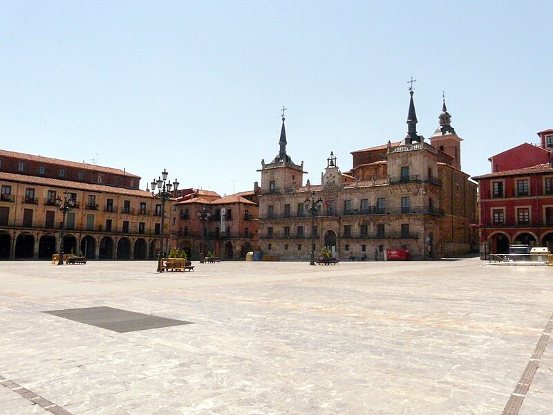 File:Plaza Mayor de León.jpg