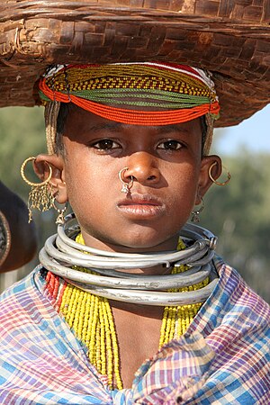 Inde Chatisgaht, jeune fille sur le chemin du marché.