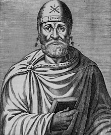 Gravur eines Mannes, von vorne gesehen, gekleidet in eine mit hebräischen Schriftzeichen bestickte Toga, eine Art Diadem und ein Buch in der Hand.