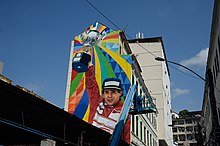 Foto van een muurschildering waarop Senna een trofee te zien houdt die wordt uitgereikt aan de winnaar van elke Grand Prix.