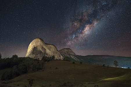 Pedra Azul with the center of the Milky Way above it