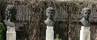 Büsten von Caroline Böhmer und der Brüder Schlegel vor dem Romantikerhaus in Jena (Quelle: Wikimedia)