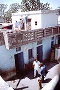 Delhi-nyomornegyed-javítás-1983-ház-kétszintes erkéllyel-IHS-98-10.jpeg