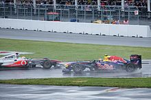 Foto do acidente Hamilton-Vettel no início.