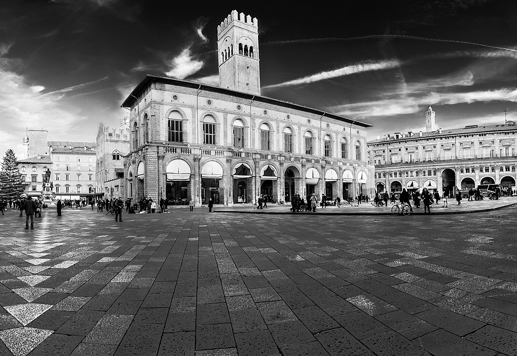 Vue sur la Piazza Maggiore et sur le Palazzo del Podestà à Bologne. Photo de Vanni Lazzari.