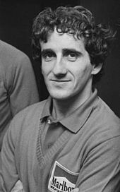 Zwart-witfoto versmald in portret op Alain Prost, poserend, van voren.