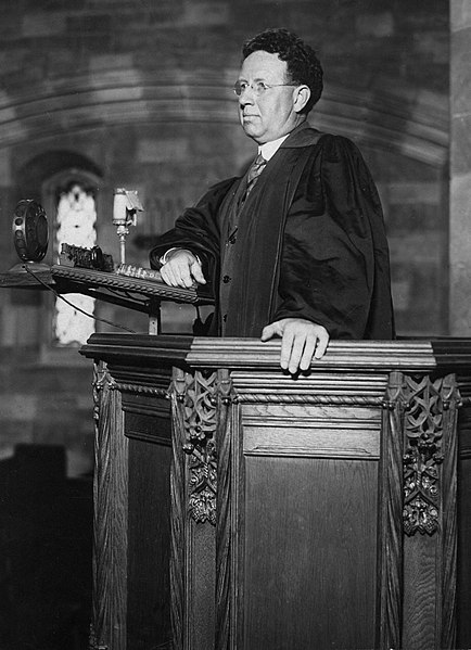 File:Harry Emerson Fosdick in the pulpit of Park Avenue Baptist.jpg