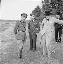 Na pozadí venkovské krajiny obklopují generála Montgomeryho (ve věku asi padesáti let v uniformě) a Winstona Churchilla (asi šedesát let v civilu) Petra II. (Ve věku asi 18 let, v uniformě).