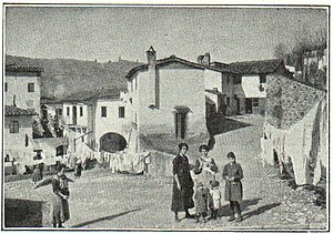 Italien: Hauptstraße in einem ital. Bergdorf.